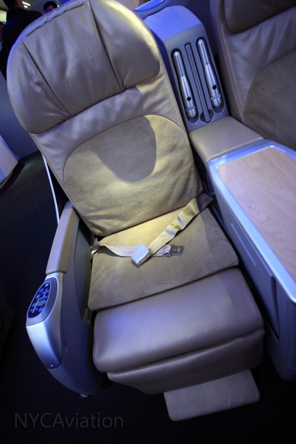 747-8I seat