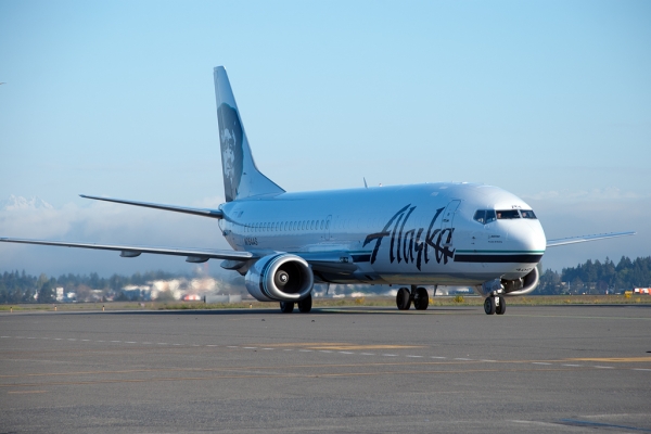 Alaska Airlines Cargo 737-400 Combi arriving full of fish. (Photo by Tad Carlson)