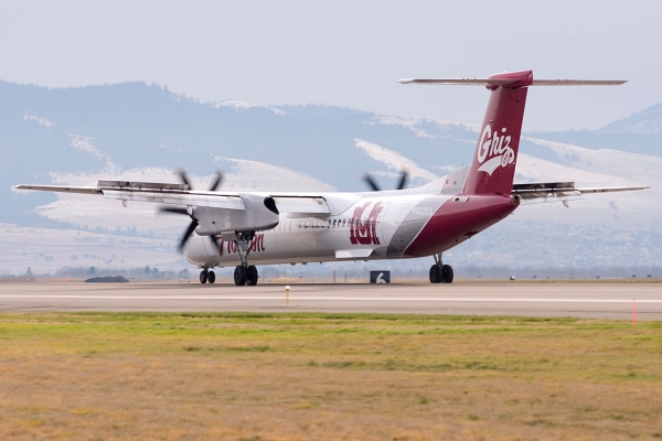 N402QX slows after landing.