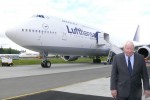 Boeing pioneer Joe Sutter poses in front of the Lufthansa 747-8I. (Photo by Chris Sloan/Airchive.com)