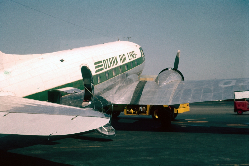 dc-3-ozark-airlines-n134d-mdw-0761-a-wja dc-3-ozark-airlines-n134d-mdw-0761-a-wja