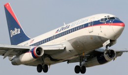 One of Delta's now-retired 737-200s, N317DL, on approach to LaGuardia