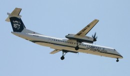 Horizon Air Dash 8 Q400 (N423QX) landing at LAX. (Photo by Hawaiian717 via Wikipedia, CC BY-SA)