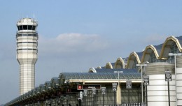 Reagan National Airport control tower. (Photo by dbking via Wikimedia Commons, CC BY)