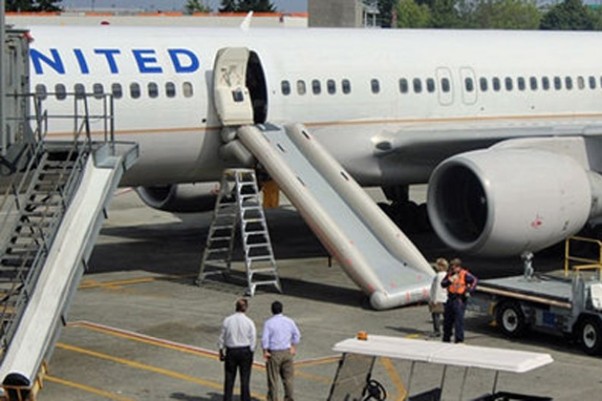 United 757 with slide deployed. (Photo by Bob Sullivan, NBC News, via KING5)
