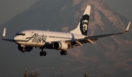 A clear day in Seattle allows distant Mt. Rainier to make an appearance behind an Alaska Airlines Boeing 737-700 (N626AS) approaching SeaTac. (Photo by Brandon Farris)