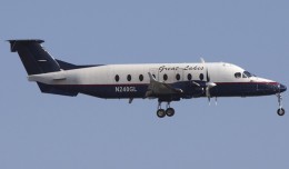 A Great Lakes Airlines Beech 1900D (N240GL) landing at LAX. (Photo by Brian Gershey)