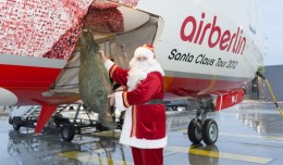 Santa loads a tree onto Air Berlin's "Santa Claus Tour 2012" Boeing 737. (Photo by Air Berlin)