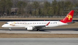 A Tianjin Airlines Embraer E190 (B-3156) similar to the hijacked plane. (Photo by Allen Zhao via wikimedia)