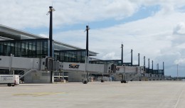 Vacant jetways line the main pier of Berlin Brandenburg Airport. (Photo by Muns via wikimedia, CC-BY)