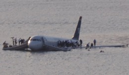 US Airways Flight 1549 in the Hudson River, New York, USA on 15 January 2009. (Photo by Greg L via wikimedia, CC-BY)
